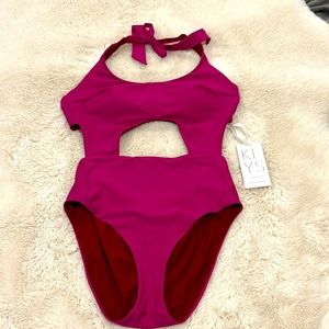 Fun, Fuschia mono-kini